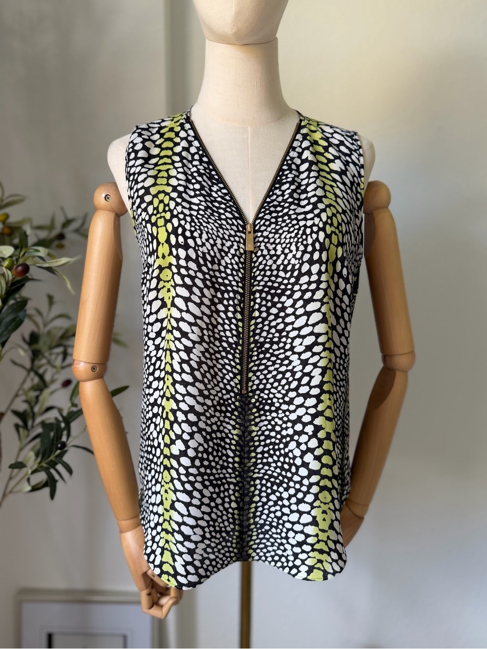 Chaus Black, White & Lime Zip-Front Sleeveless Camisole